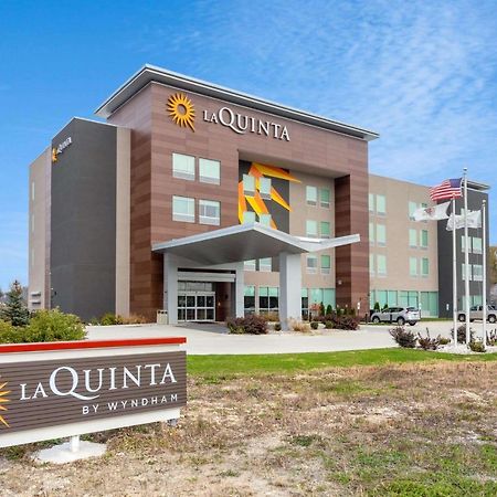 La Quinta Inn & Suites By Wyndham Shorewood Екстериор снимка