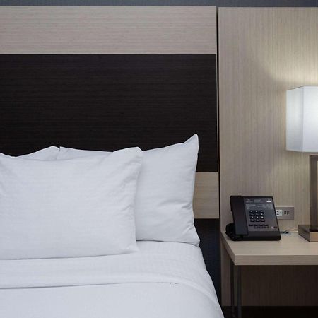 La Quinta Inn & Suites By Wyndham Shorewood Екстериор снимка