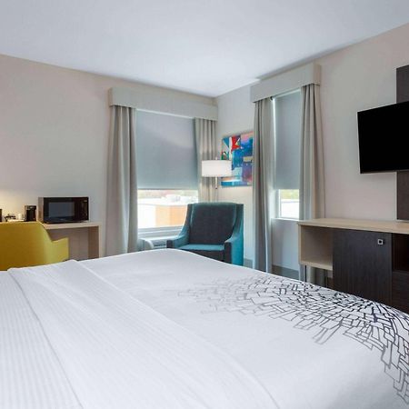 La Quinta Inn & Suites By Wyndham Shorewood Екстериор снимка