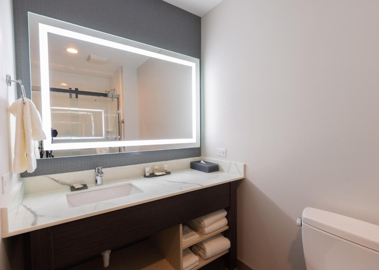 La Quinta Inn & Suites By Wyndham Shorewood Екстериор снимка
