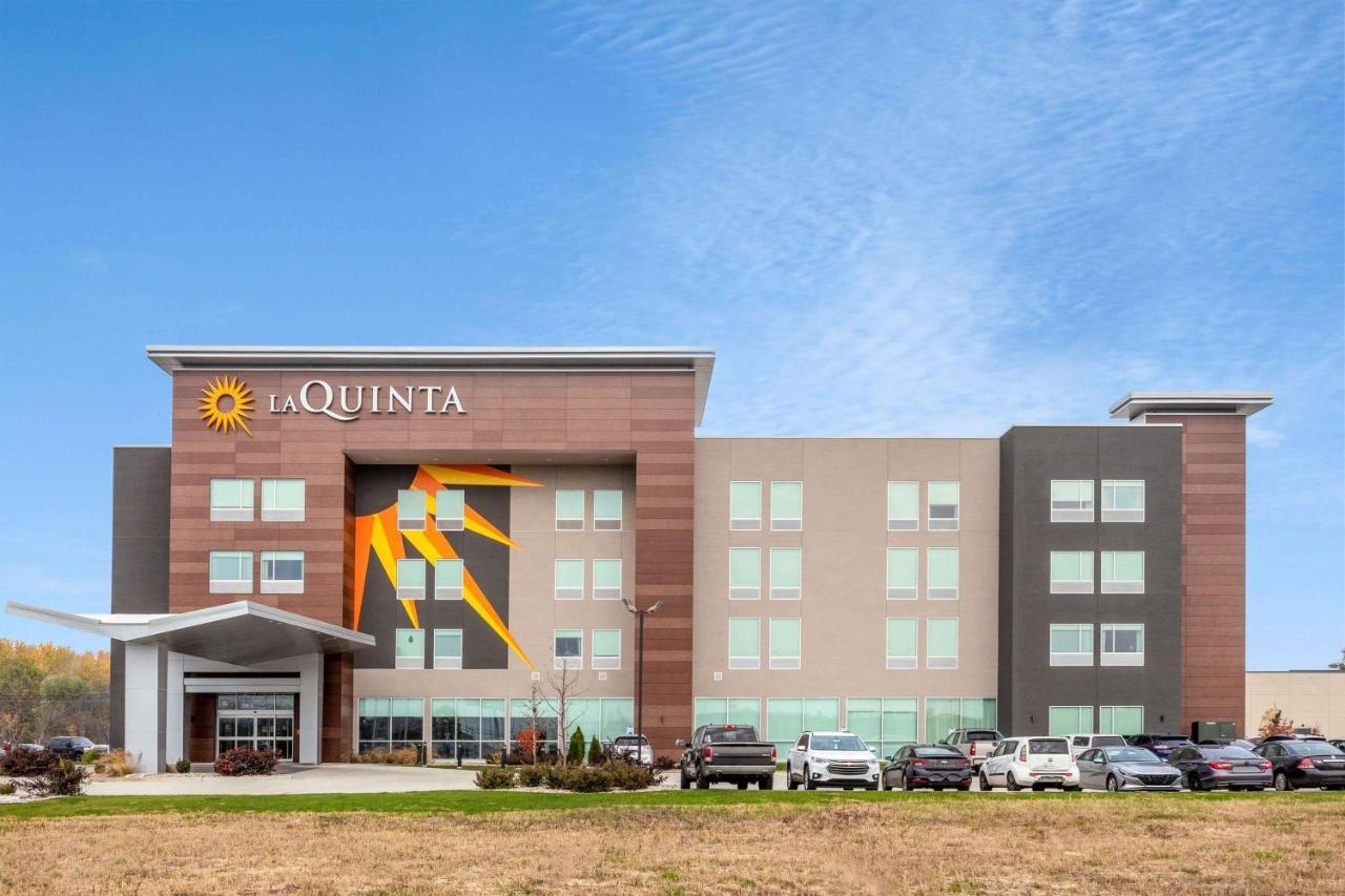La Quinta Inn & Suites By Wyndham Shorewood Екстериор снимка
