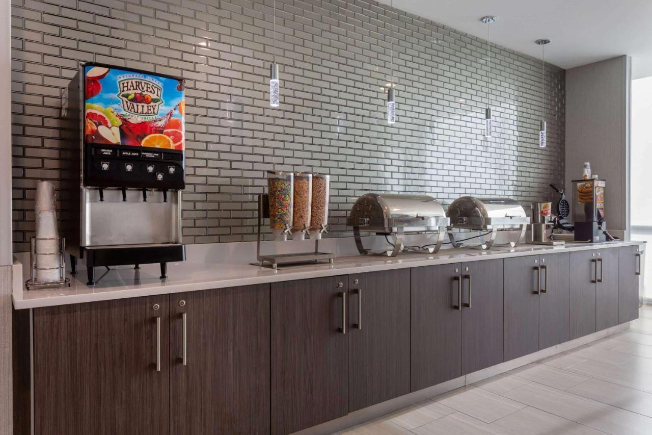 La Quinta Inn & Suites By Wyndham Shorewood Екстериор снимка