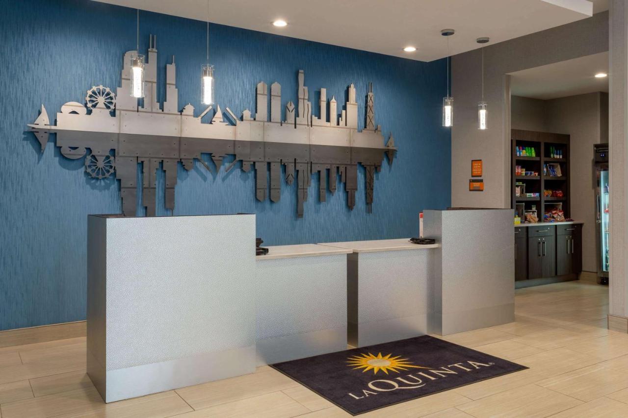La Quinta Inn & Suites By Wyndham Shorewood Екстериор снимка