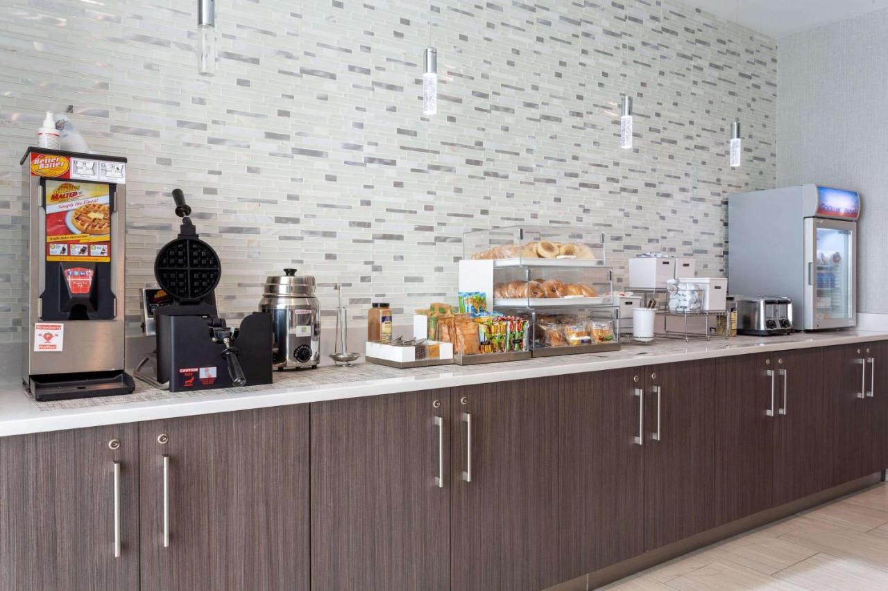 La Quinta Inn & Suites By Wyndham Shorewood Екстериор снимка