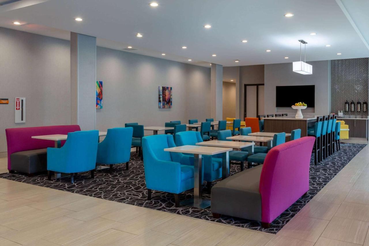 La Quinta Inn & Suites By Wyndham Shorewood Екстериор снимка