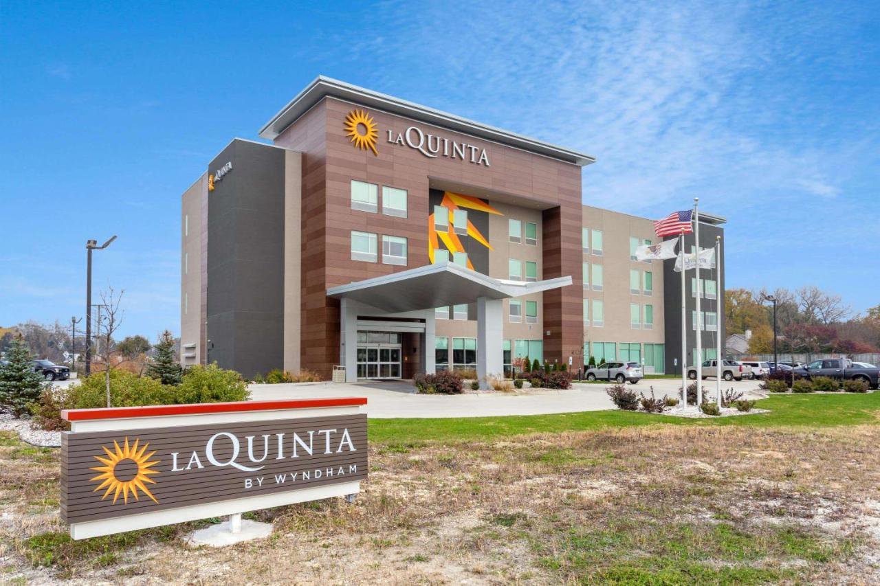 La Quinta Inn & Suites By Wyndham Shorewood Екстериор снимка