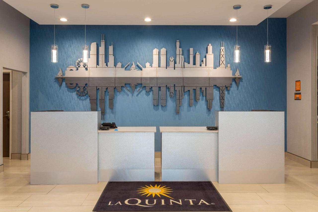 La Quinta Inn & Suites By Wyndham Shorewood Екстериор снимка