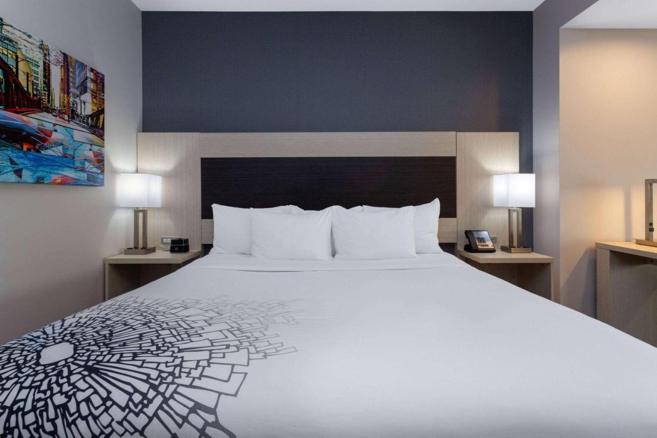 La Quinta Inn & Suites By Wyndham Shorewood Екстериор снимка
