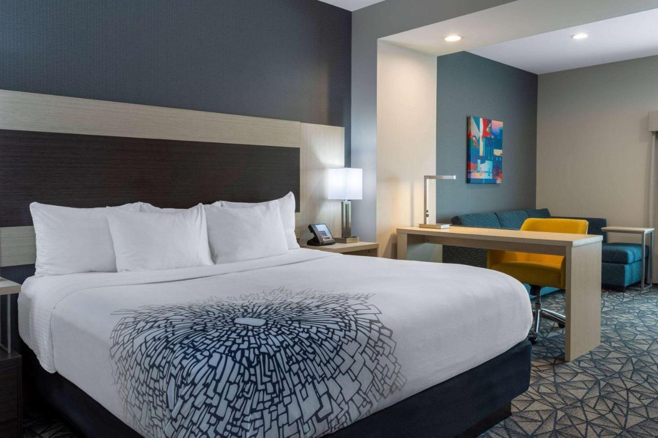 La Quinta Inn & Suites By Wyndham Shorewood Екстериор снимка