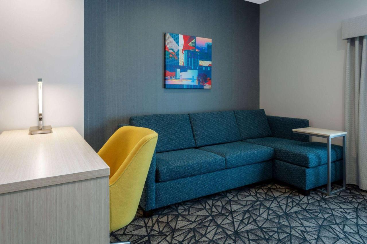 La Quinta Inn & Suites By Wyndham Shorewood Екстериор снимка