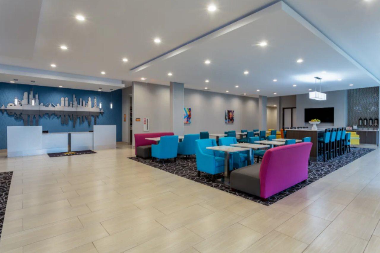 La Quinta Inn & Suites By Wyndham Shorewood Екстериор снимка