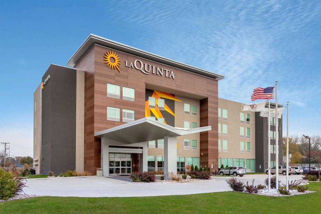 La Quinta Inn & Suites By Wyndham Shorewood Екстериор снимка