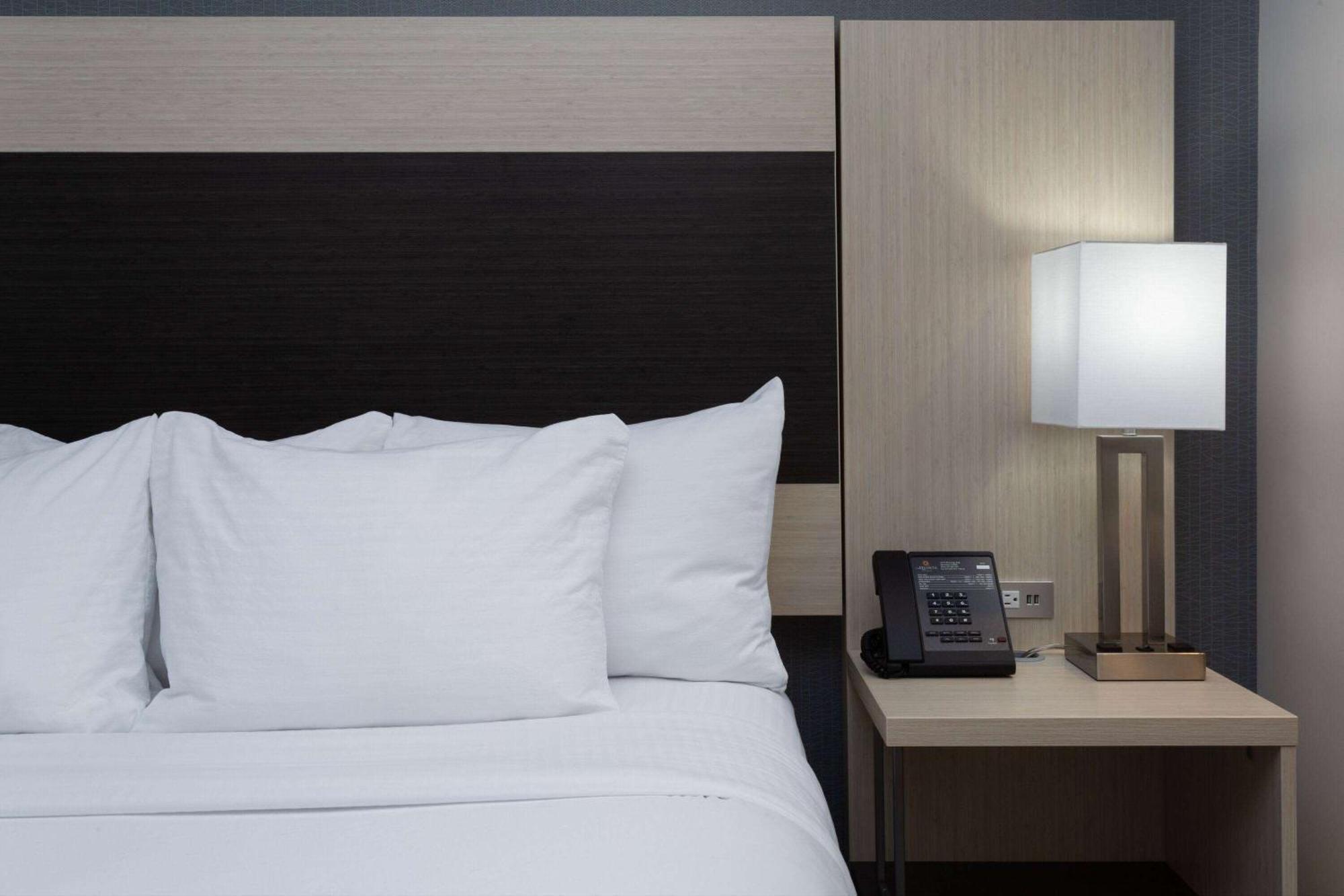 La Quinta Inn & Suites By Wyndham Shorewood Екстериор снимка
