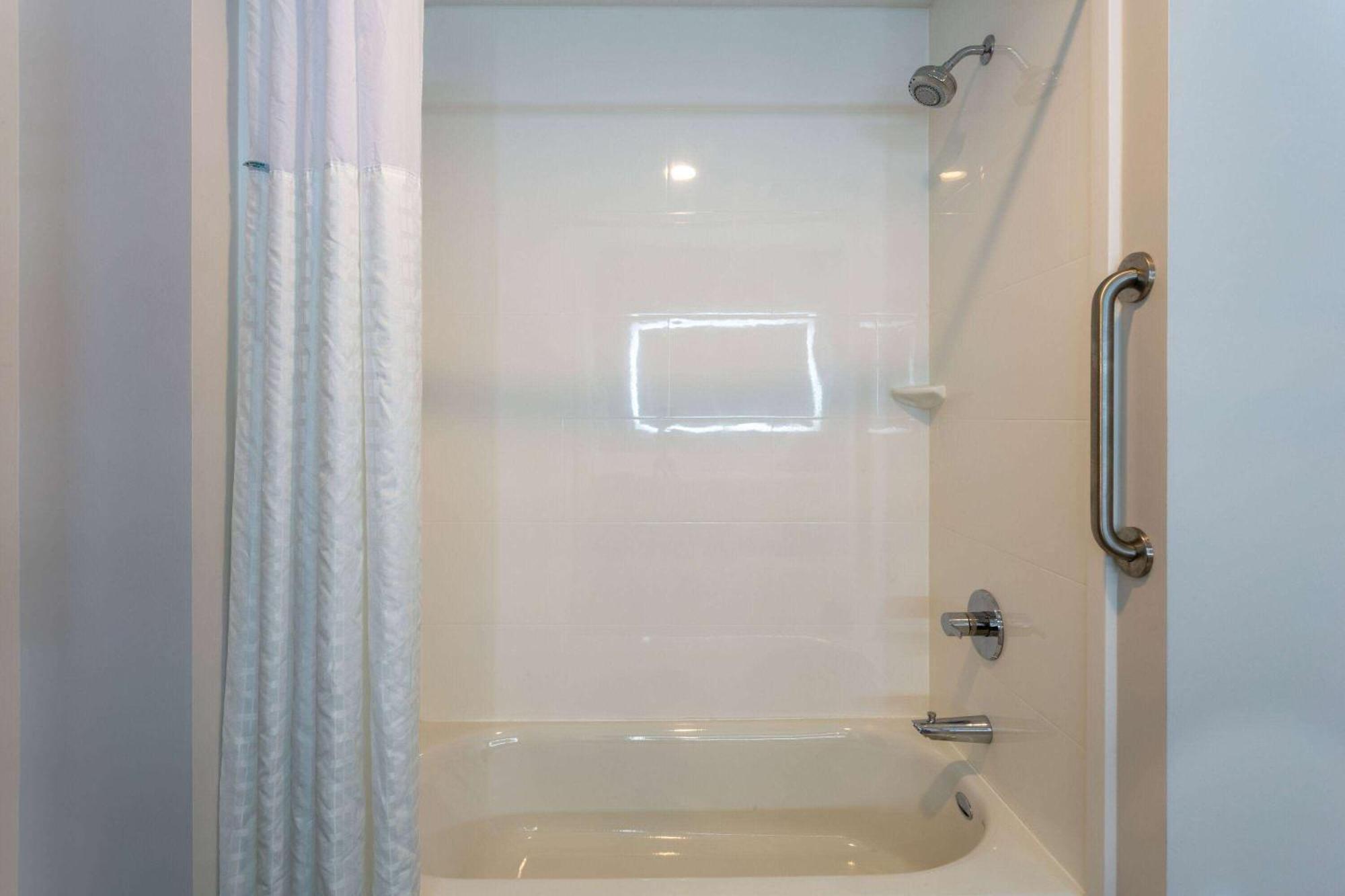 La Quinta Inn & Suites By Wyndham Shorewood Екстериор снимка