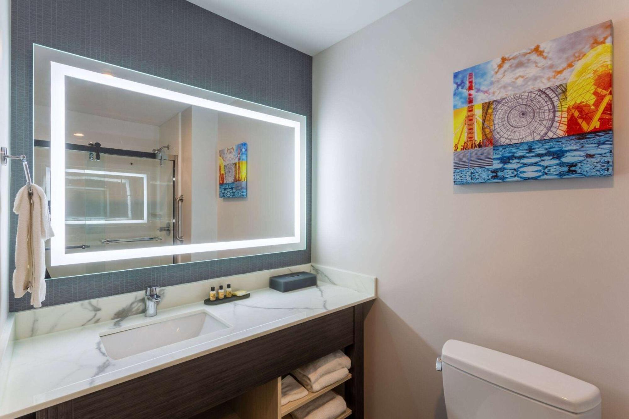 La Quinta Inn & Suites By Wyndham Shorewood Екстериор снимка