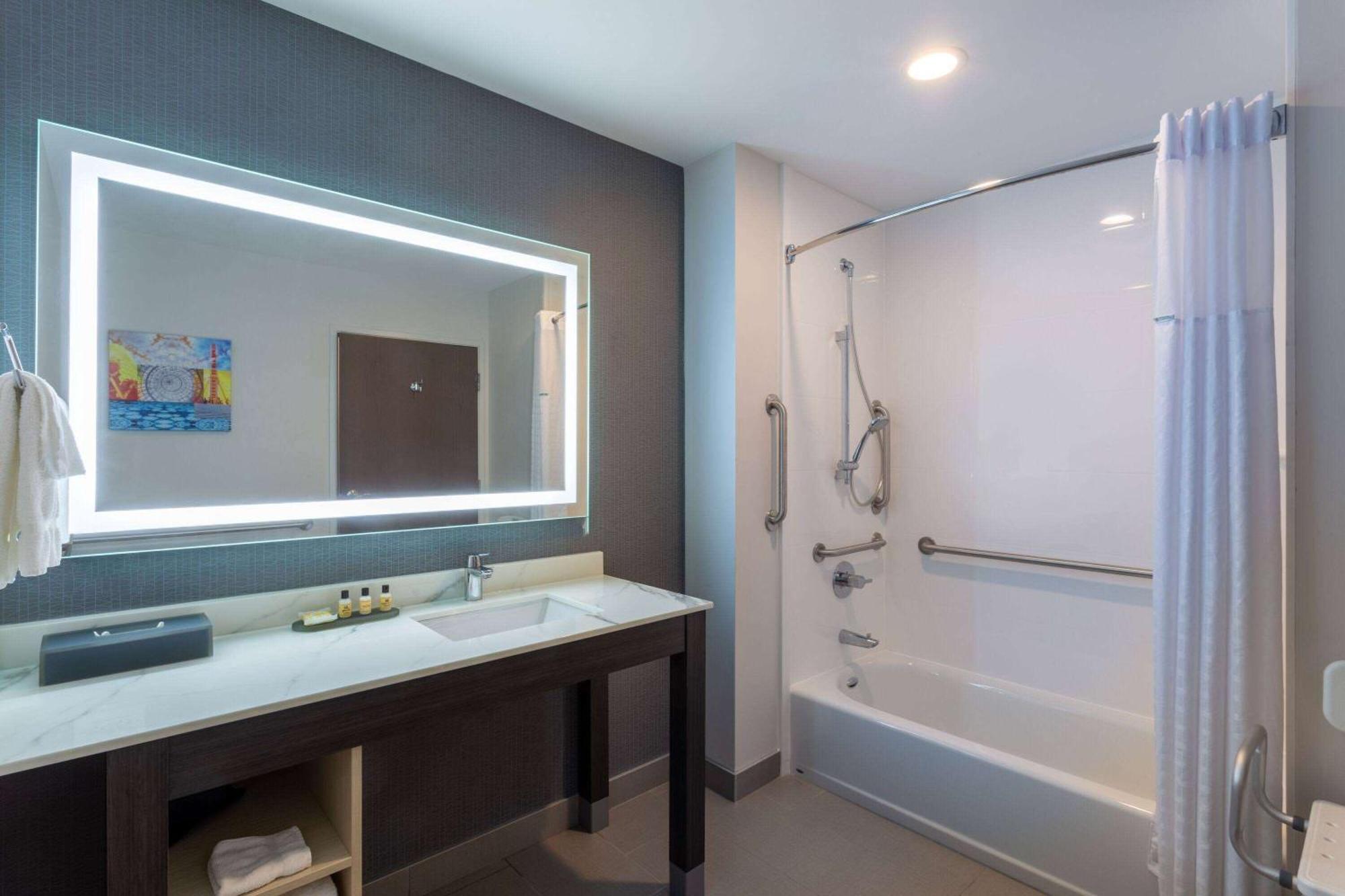 La Quinta Inn & Suites By Wyndham Shorewood Екстериор снимка