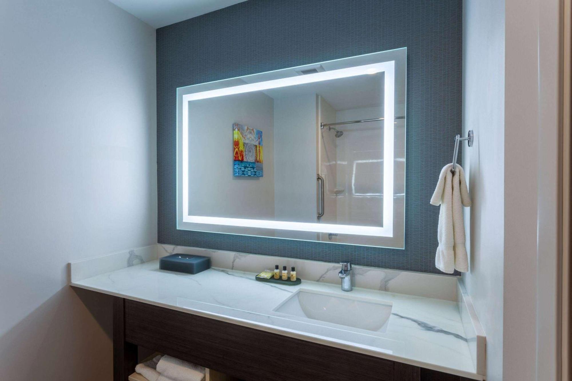 La Quinta Inn & Suites By Wyndham Shorewood Екстериор снимка