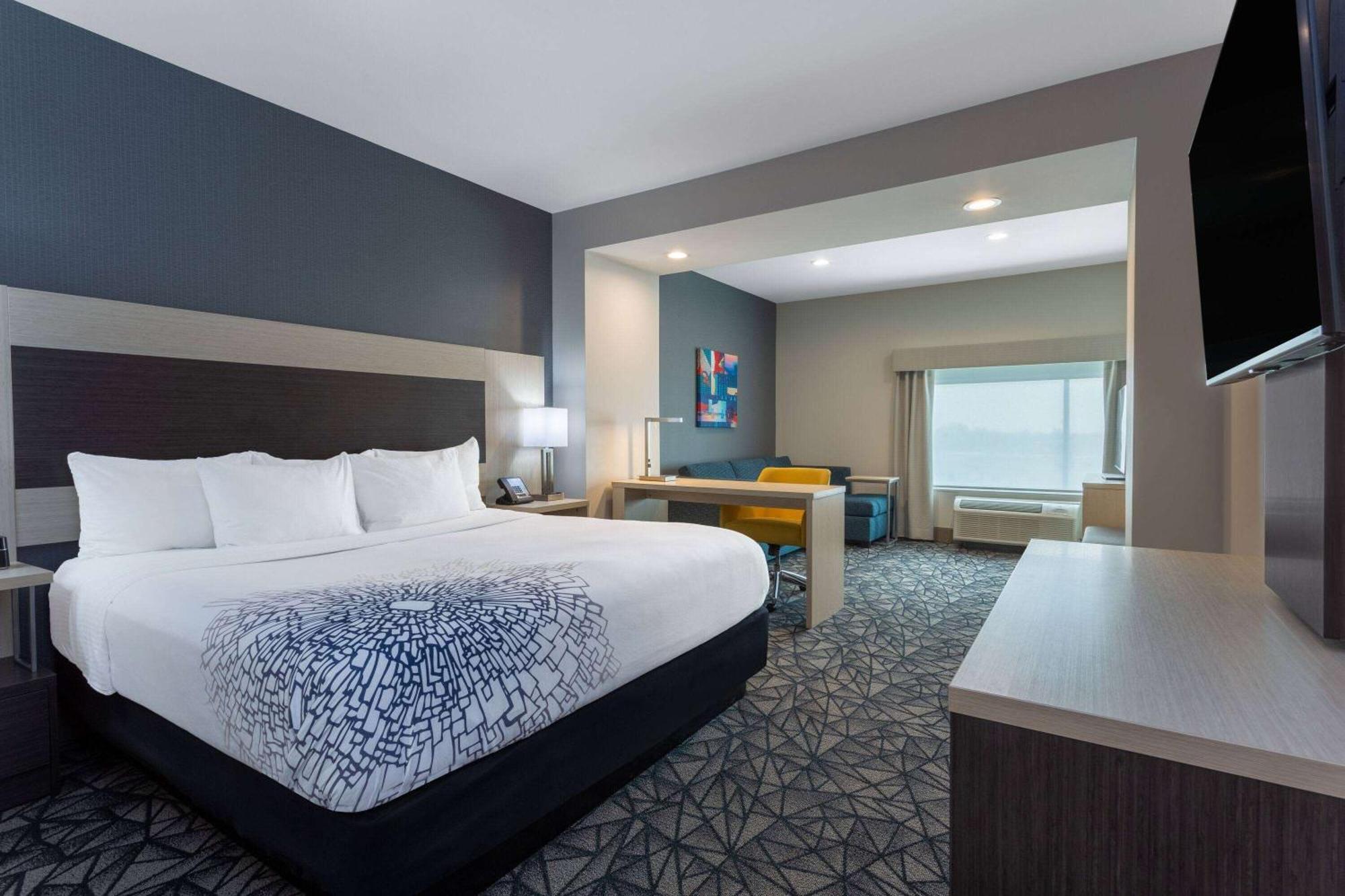 La Quinta Inn & Suites By Wyndham Shorewood Екстериор снимка