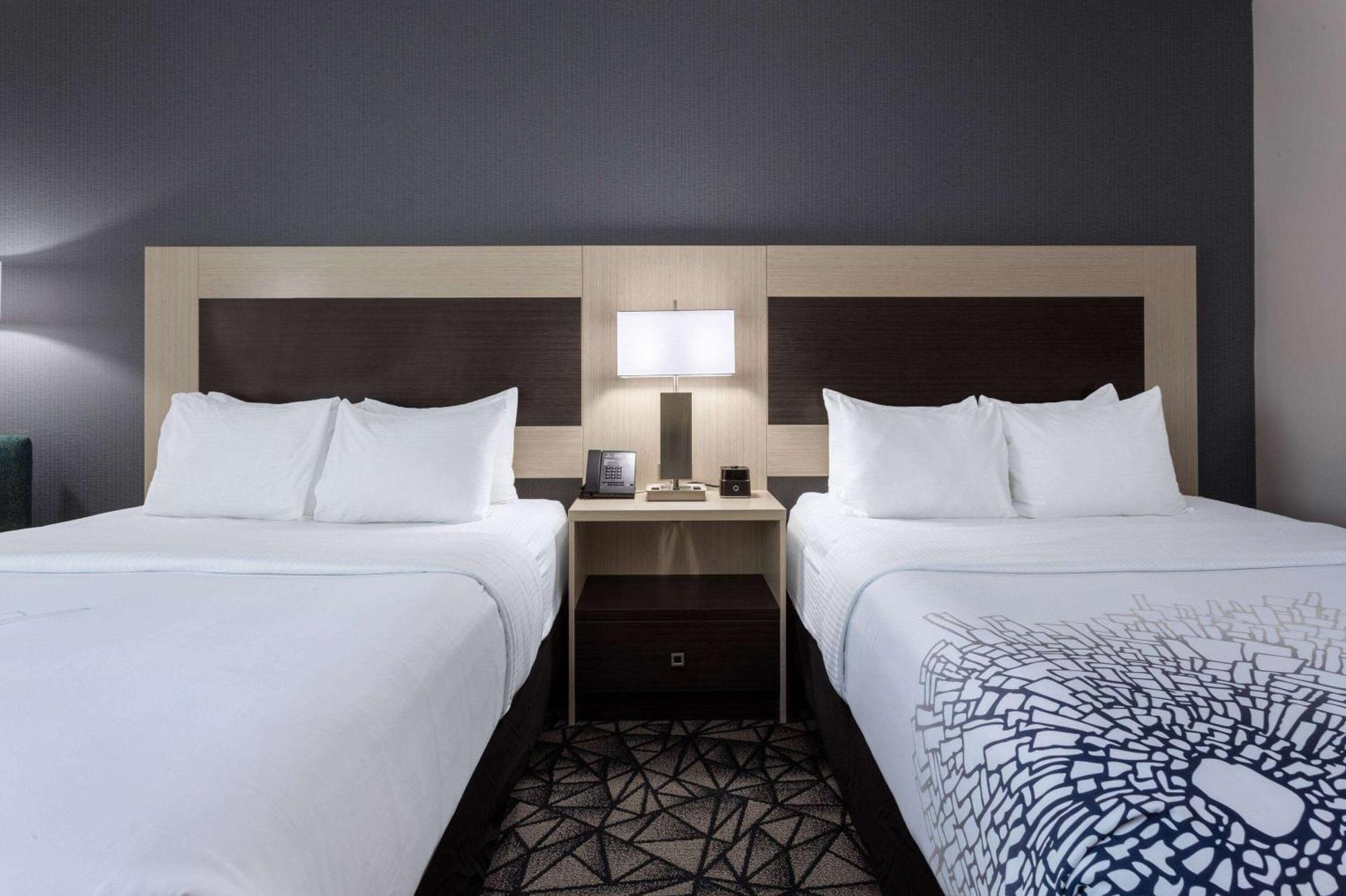 La Quinta Inn & Suites By Wyndham Shorewood Екстериор снимка