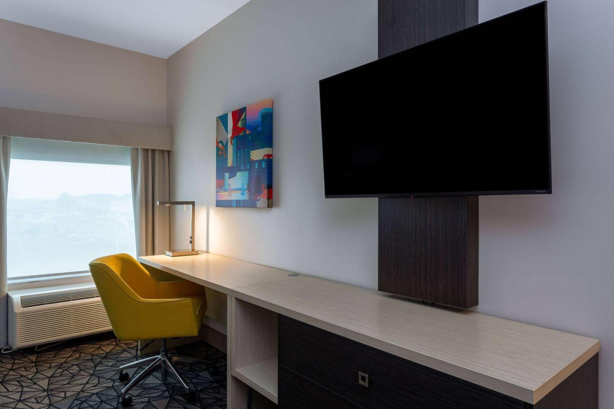 La Quinta Inn & Suites By Wyndham Shorewood Екстериор снимка