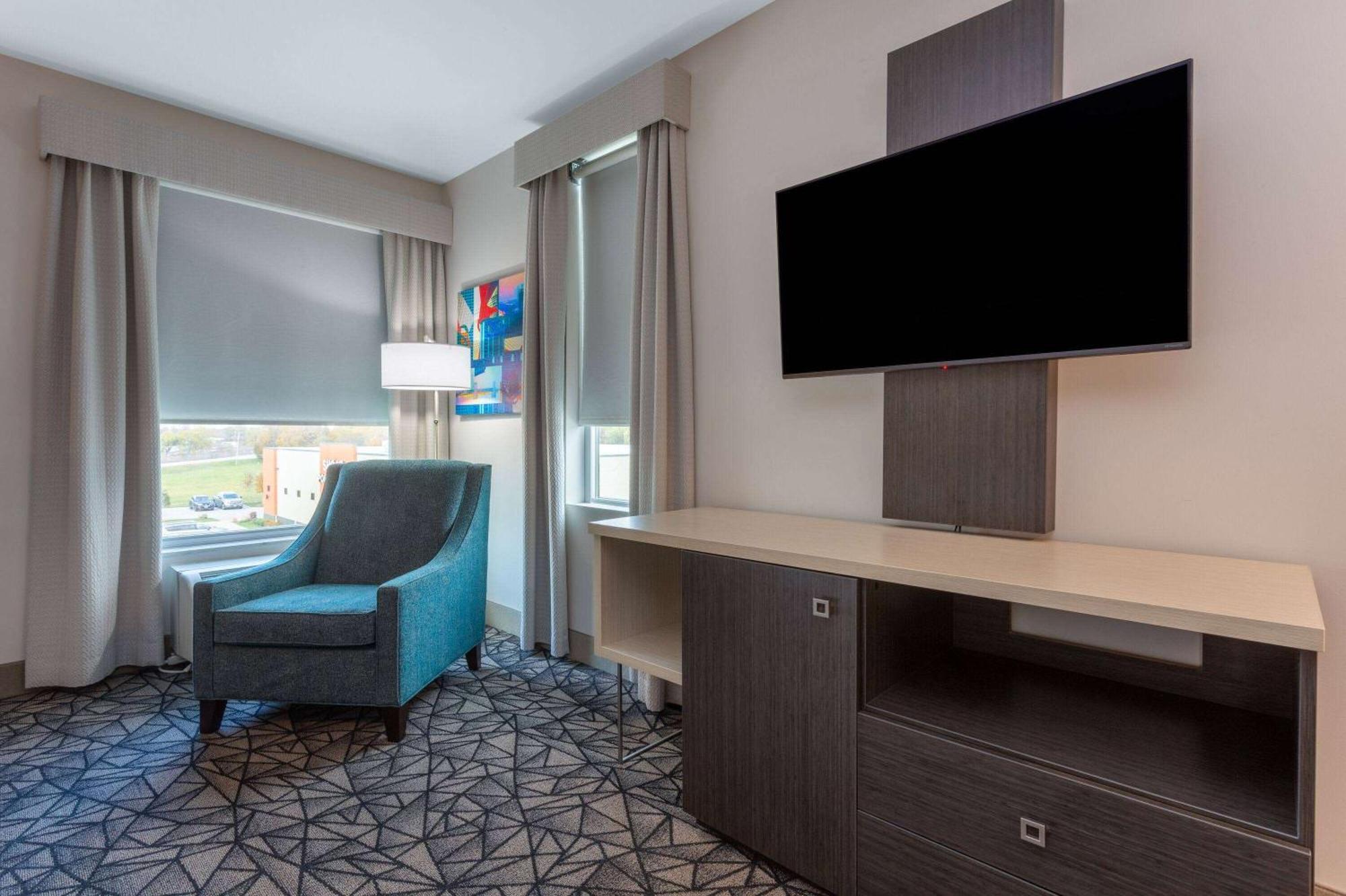 La Quinta Inn & Suites By Wyndham Shorewood Екстериор снимка