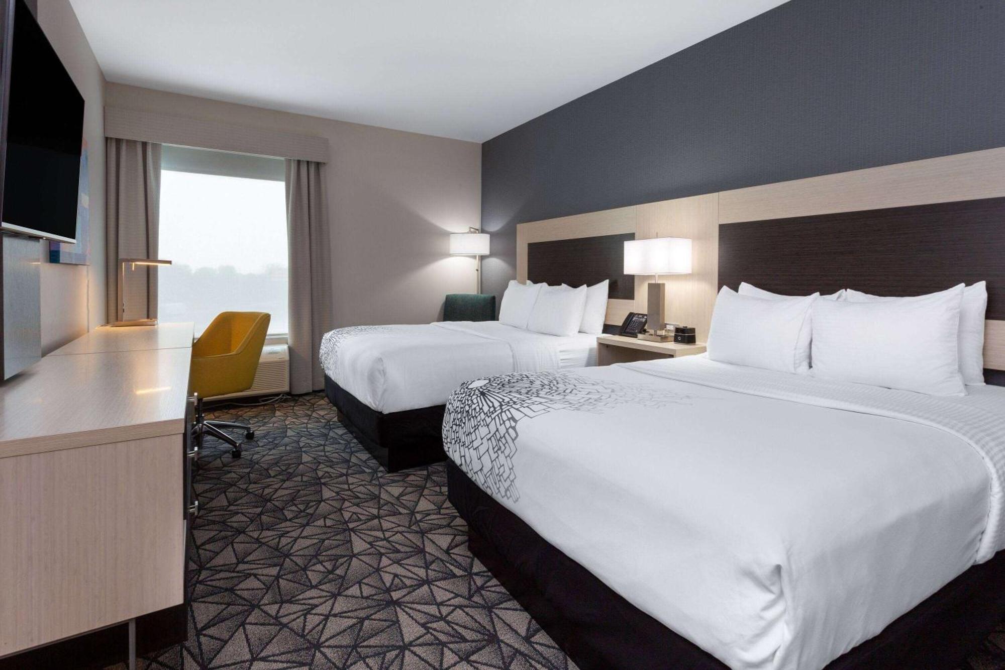 La Quinta Inn & Suites By Wyndham Shorewood Екстериор снимка