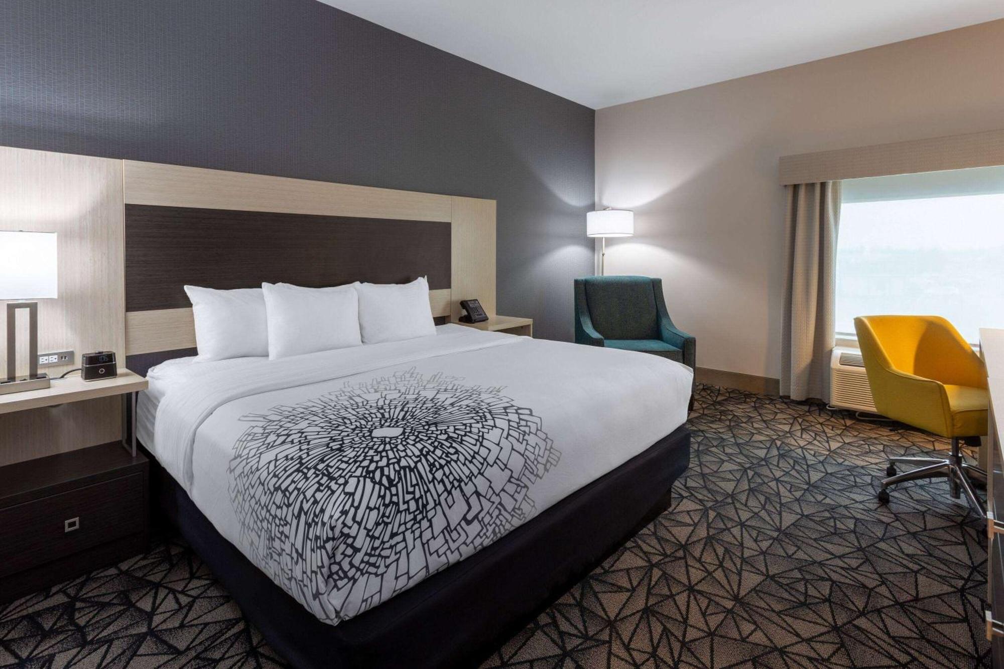 La Quinta Inn & Suites By Wyndham Shorewood Екстериор снимка